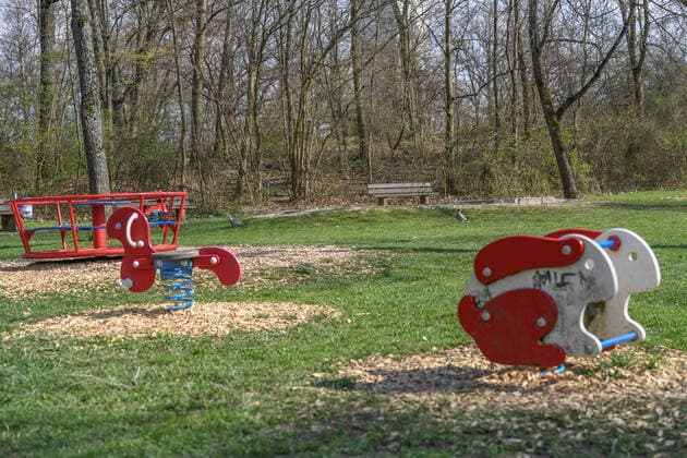Spieplatz geschlossen, Ein menschenleerer Spielplatz in Aalen ist gesperrt. Zur Eindämmung der Corona-Pandemie sind alle Spielplätze in Baden-Württemberg geschlossen worden. Aalen Baden-Württemberg Deutschland Aalen