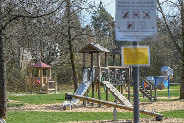 Spieplatz geschlossen, Ein menschenleerer Spielplatz in Aalen ist gesperrt. Zur Eindämmung der Corona-Pandemie sind alle Spielplätze in Baden-Württemberg geschlossen worden. Aalen Baden-Württemberg Deutschland Aalen