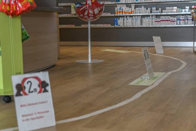 Coronavirus in Apotheken, Eine Apotheke in Aalen. Kunden sollen einen Mindestabstand halten. Aalen Baden-Württemberg Deutschland Aalen