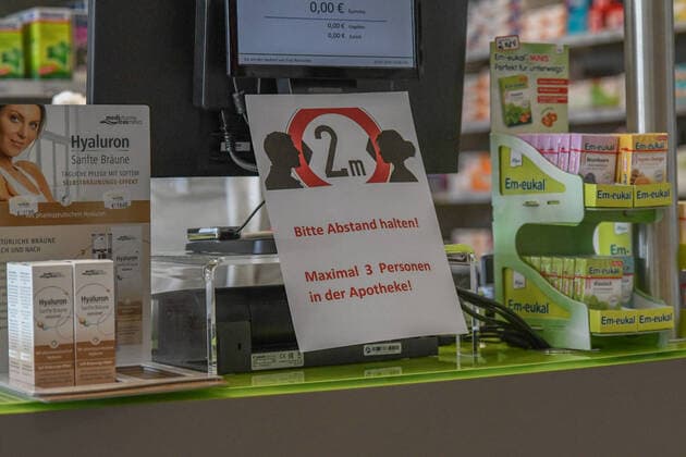 Coronavirus in Apotheken, Eine Apotheke in Aalen. Kunden sollen einen Mindestabstand halten. Aalen Baden-Württemberg Deutschland Aalen