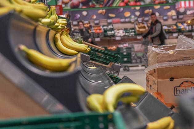 Leere Regale, Coronavirus: Hamsterkaeufe und ueberall leere Supermarkt-Regale in Aalen, Bild: Produkte wie Toilettenpapier, Kuchenrollen, Nudeln, Reis oder auch Zwieback und haltbare Konserven sind vielerorts ausverkauft. Durch die hohe Nachfrage nach haltbaren Lebensmitteln kommt es immer wieder zu leeren Regalen. Aalen Baden-Württemberg Deutschland Aalen