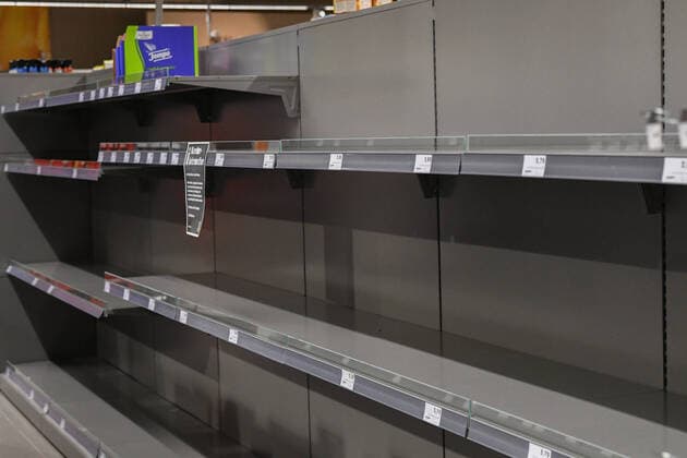 Leere Regale, Coronavirus: Hamsterkaeufe und ueberall leere Supermarkt-Regale in Aalen, Bild: Produkte wie Toilettenpapier, Kuchenrollen, Nudeln, Reis oder auch Zwieback und haltbare Konserven sind vielerorts ausverkauft. Durch die hohe Nachfrage nach haltbaren Lebensmitteln kommt es immer wieder zu leeren Regalen. Aalen Baden-Württemberg Deutschland Aalen