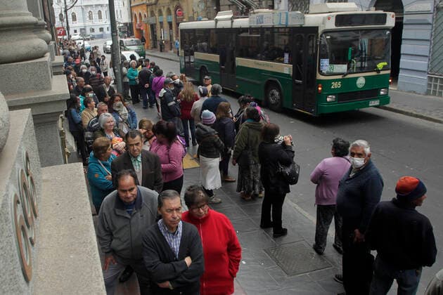 Valparaiso, March 20, 2020 Waiting lines due to restrictions on access to banking and bill payment services due to a coronavirus health emergency Sebastian Cisternas Aton Chile , Valparaiso Chile Aton 406094  Copyright: SEBASTIANxCISTERNAS ATONxCHILE.