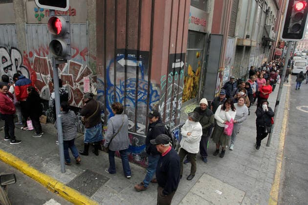 Valparaiso, March 20, 2020 Waiting lines due to restrictions on access to banking and bill payment services due to a coronavirus health emergency Sebastian Cisternas Aton Chile , Valparaiso Chile Aton 406095  Copyright: SEBASTIANxCISTERNAS ATONxCHILE.