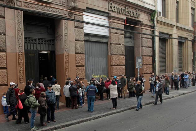 Valparaiso, March 20, 2020 Waiting lines due to restrictions on access to banking and bill payment services due to a coronavirus health emergency Sebastian Cisternas Aton Chile , Valparaiso Chile Aton 406098  Copyright: SEBASTIANxCISTERNAS ATONxCHILE.