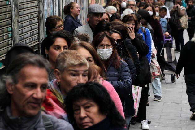 Valparaiso, March 20, 2020 Waiting lines due to restrictions on access to banking and bill payment services due to a coronavirus health emergency Sebastian Cisternas Aton Chile , Valparaiso Chile Aton 406099  Copyright: SEBASTIANxCISTERNAS ATONxCHILE.