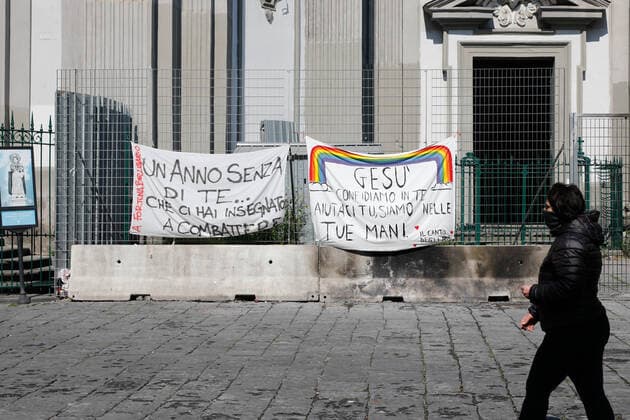 March 20, 2020, Naples, CAMPANIA, ITALY: Italy-20 03 2020 Naples, during the pandemic of the covid-19 virus, the streets are empty both in the center and in the suburbs but the inconvenience for citizens with garbage heaps begins, the lack of food for the less well-off. Now the military arrives, but the Neapolitans do not afflict themselves and respond with flags and banners from the balconies. Naples ITALY - ZUMAs236 20200320_zap_s236_005 Copyright: xFabioxSassox