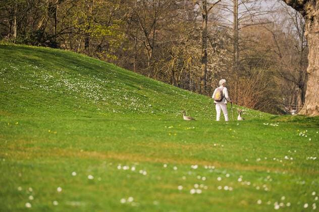 Corona Virus. Park Killesberg. Viele Leute gehen raus spazieren und geniessen das sonnige Wetter und die Frühlingstemperatur. Sicherheitsabstand zwischen den Menschen wird eingehalten. Menschenansammlungen von mehr als drei Personen sind an öffentlichen Orten in Baden-Württemberg vorerst nicht mehr erlaubt. Das erklärte Ministerpräsident Winfried Kretschmann. Stuttgart Baden-Wuerttemberg Deutschland Copyright: xMaxxKovalenkox