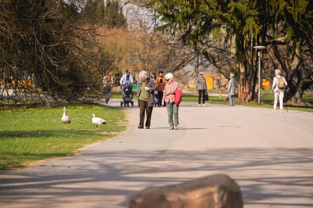 Corona Virus. Park Killesberg. Viele Leute gehen raus spazieren und geniessen das sonnige Wetter und die Frühlingstemperatur. Sicherheitsabstand zwischen den Menschen wird eingehalten. Menschenansammlungen von mehr als drei Personen sind an öffentlichen Orten in Baden-Württemberg vorerst nicht mehr erlaubt. Das erklärte Ministerpräsident Winfried Kretschmann. Stuttgart Baden-Wuerttemberg Deutschland Copyright: xMaxxKovalenkox
