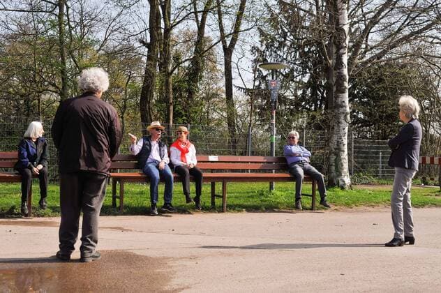 Corona Virus. Park Killesberg. Viele Leute gehen raus spazieren und geniessen das sonnige Wetter und die Frühlingstemperatur. Sicherheitsabstand zwischen den Menschen wird eingehalten. Menschenansammlungen von mehr als drei Personen sind an öffentlichen Orten in Baden-Württemberg vorerst nicht mehr erlaubt. Das erklärte Ministerpräsident Winfried Kretschmann. Stuttgart Baden-Wuerttemberg Deutschland Copyright: xMaxxKovalenkox