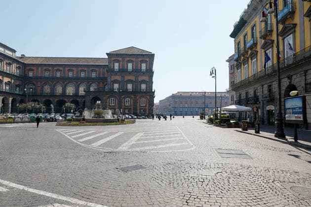 March 20, 2020, Naples, CAMPANIA, ITALY: Italy-20 03 2020 Naples, during the pandemic of the covid-19 virus, the streets are empty both in the center and in the suburbs but the inconvenience for citizens with garbage heaps begins, the lack of food for the less well-off. Now the military arrives, but the Neapolitans do not afflict themselves and respond with flags and banners from the balconies. Naples ITALY - ZUMAs236 20200320_zap_s236_029 Copyright: xFabioxSassox