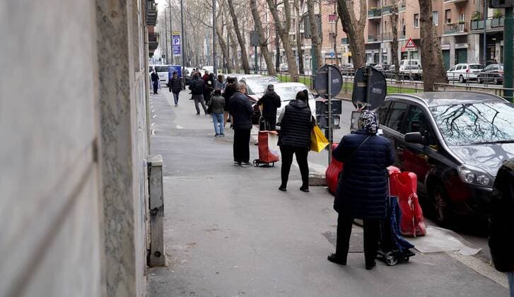 Milan, Coronavirus, long queue at the Tigros Supermarket in Via Giambellino, respecting the regulations against coronavirus (Duilio Piaggesi Fotogramma, Milan - 2020-03-20) p.s. la foto e utilizzabile nel rispetto del contesto in cui e stata scattata, e senza intento diffamatorio del decoro delle persone rappresentate  Copyright: xDuilioxPiaggesix xFOTOGRAMMAx