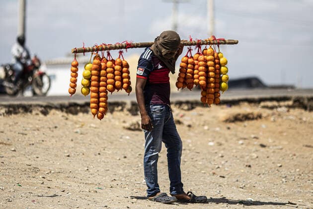 IMAGO Cultures of the world, Wayuu Volk in Kolumbien Ein Junge der indigenen Wayu verteilt Orangen an der Wueste La Guajira in Uribia, 01.03.2020. Uribia Colombia *** A boy of the indigenous Wayu distributes oranges at the desert La Guajira in Uribia, 01 03 2020 Uribia Colombia Copyright: xFlorianxGaertner photothek.netx