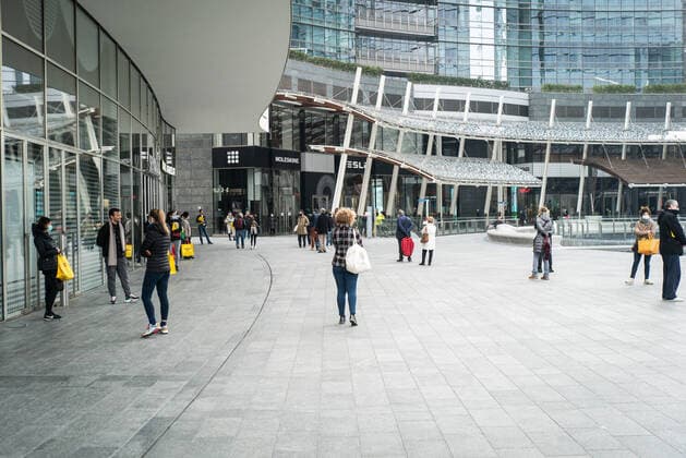 Milan Coronavirus emergency. People queuing to go to the supermarket in piazza gae aulenti (Stefano De Grandis Fotogramma, Milan - 2020-03-20) p.s. la foto e utilizzabile nel rispetto del contesto in cui e stata scattata, e senza intento diffamatorio del decoro delle persone rappresentate  Copyright: xStefanoxDexGrandisx xFOTOGRAMMAx