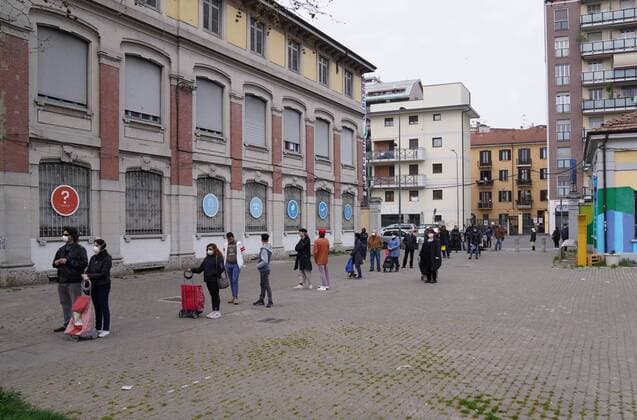 Milan, Coronavirus, Crowd of people at the Lidl Supermarket in Via Giambellino, respecting the regulations against coronavirus (Duilio Piaggesi Fotogramma, Milan - 2020-03-20) p.s. la foto e utilizzabile nel rispetto del contesto in cui e stata scattata, e senza intento diffamatorio del decoro delle persone rappresentate  Copyright: xDuilioxPiaggesix xFOTOGRAMMAx