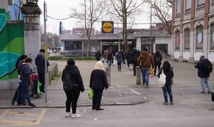 Milan, Coronavirus, Crowd of people at the Lidl Supermarket in Via Giambellino, respecting the regulations against coronavirus (Duilio Piaggesi Fotogramma, Milan - 2020-03-20) p.s. la foto e utilizzabile nel rispetto del contesto in cui e stata scattata, e senza intento diffamatorio del decoro delle persone rappresentate  Copyright: xDuilioxPiaggesix xFOTOGRAMMAx