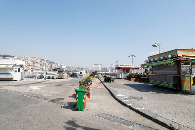 March 20, 2020, Naples, CAMPANIA, ITALY: Italy-20 03 2020 Naples, during the pandemic of the covid-19 virus, the streets are empty both in the center and in the suburbs but the inconvenience for citizens with garbage heaps begins, the lack of food for the less well-off. Now the military arrives, but the Neapolitans do not afflict themselves and respond with flags and banners from the balconies. Naples ITALY - ZUMAs236 20200320_zap_s236_044 Copyright: xFabioxSassox