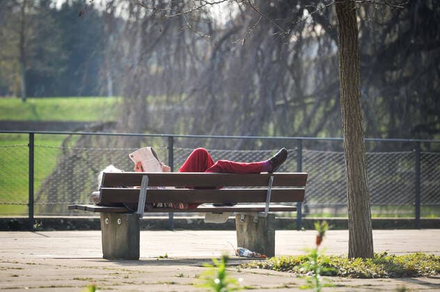 Corona Virus. Killesberg. Viele Leute gehen raus spazieren und geniessen das sonnige Wetter und die Frühlingstemperatur. Sicherheitsabstand zwischen den Menschen wird eingehalten. Menschenansammlungen von mehr als drei Personen sind an öffentlichen Orten in Baden-Württemberg vorerst nicht mehr erlaubt. Das erklärte Ministerpräsident Winfried Kretschmann. Stuttgart Baden-Wuerttemberg Deutschland Copyright: xMaxxKovalenkox