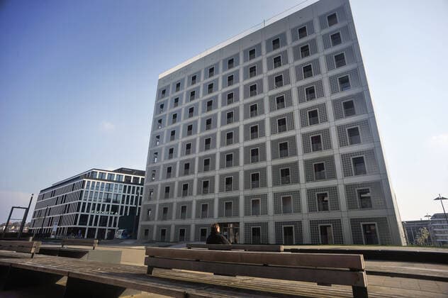 Corona Krise in Stuttgart. COVID-19, Einschränkungen des öffentlichen Lebens. Hier Situation am Mailänder Platz, still und menschenleer zwischen dem geschlossenen Einkaufszentrum Milaneo und der Stadtbibliothek. Menschenansammlungen von mehr als drei Personen sind an öffentlichen Orten in Baden-Württemberg vorerst nicht mehr erlaubt. Das erklärte Ministerpräsident Winfried Kretschmann. Stuttgart Baden-Wuerttemberg Deutschland Copyright: xMaxxKovalenkox