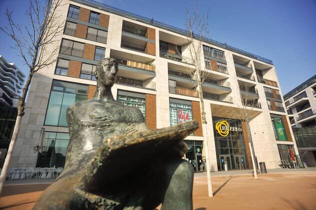 Corona Krise in Stuttgart. COVID-19, Einschränkungen des öffentlichen Lebens. Hier Situation am Mailänder Platz, still und menschenleer zwischen dem geschlossenen Einkaufszentrum Milaneo und der Stadtbibliothek. Menschenansammlungen von mehr als drei Personen sind an öffentlichen Orten in Baden-Württemberg vorerst nicht mehr erlaubt. Das erklärte Ministerpräsident Winfried Kretschmann. Stuttgart Baden-Wuerttemberg Deutschland Copyright: xMaxxKovalenkox