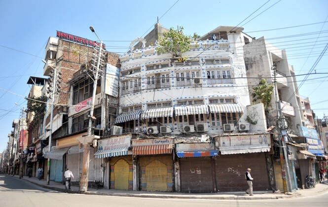 (200320) -- JAMMU, March 20, 2020 -- Closed shops are seen after authorities ordered the closure of all shops except pharmacies and grocery stores in Jammu, Indian-controlled Kashmir, March 20, 2020. (Str Xinhua) KASHMIR-JAMMU-COVID-19 Stringer 