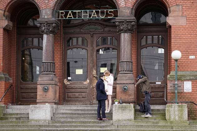 (200320) -- BERLIN, March 20, 2020 -- A newly married couple celebrate in front of the city hall of Pankow District in Berlin, capital of Germany, March 20, 2020. The number of COVID-19 cases in Germany has increased by 2,958 within one day to 13,957, the German federal disease control agency Robert Koch Institute (RKI) announced on Friday. ) GERMANY-BERLIN-COVID-19-CASES RenxKe 