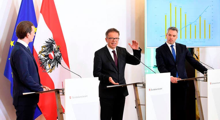 Wien 20.03.2020, Bundeskanzleramt, Wien, AUT, Akutelle Entwicklungen zur Coronaerkrankung in Oesterreich, Pressekonferenz, Aktuelle Massnahmen, im Bild Bundeskanzler Sebastian Kurz (OeVP), Gesundheitsminister Rudolf Anschober (Gruene) und Innenminister Karl Nehammer (OeVP) Bundeskanzler Sebastian Kurz (OeVP), Gesundheitsminister Rudolf Anschober (Gruene) und Innenminister Karl Nehammer (OeVP) during a press conference on the subject Current measures, of Austrian Goverment about the Coronavirus Pandemie at the Bundeskanzleramt in Wien, Austria on 2020 03 20.