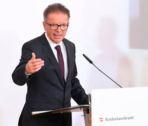 Wien 20.03.2020, Bundeskanzleramt, Wien, AUT, Akutelle Entwicklungen zur Coronaerkrankung in Oesterreich, Pressekonferenz, Aktuelle Massnahmen, im Bild Gesundheitsminister Rudolf Anschober (Gruene) Gesundheitsminister Rudolf Anschober (Gruene) during a press conference on the subject Current measures, of Austrian Goverment about the Coronavirus Pandemie at the Bundeskanzleramt in Wien, Austria on 2020 03 20.