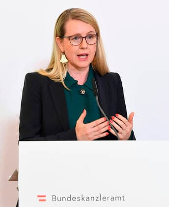 Wien 20.03.2020, Bundeskanzleramt, Wien, AUT, Akutelle Entwicklungen zur Coronaerkrankung in Oesterreich, Pressekonferenz, Aktuelle Massnahmen, im Bild Wirtschaftsministerin Margarete Schramboeck (OeVP) Wirtschaftsministerin Margarete Schramboeck (OeVP) during a press conference on the subject Current measures, of Austrian Goverment about the Coronavirus Pandemie at the Bundeskanzleramt in Wien, Austria on 2020 03 20.