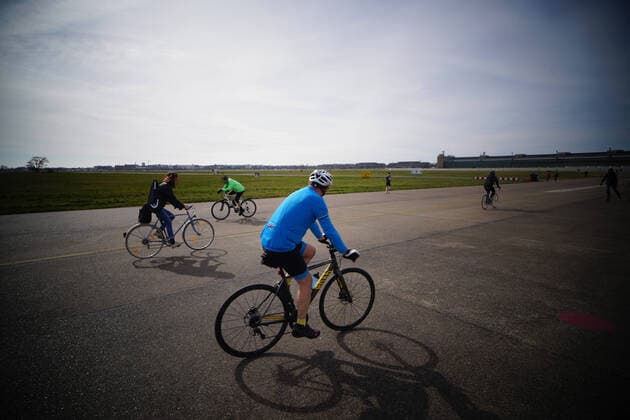 18.03.2020,Berlin,Deutschland,GER, das Tempelhofer Feld.Fahrradfahrer