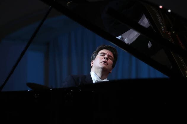 Bilder des Jahres 2020, Entertainment 03 MÃ¤rz Entertainment Themen der Woche KW12 Entertainment Bilder des Tages MOSCOW, RUSSIA - MARCH 20, 2020: Pianist Denis Matsuev performs during a live broadcast from the empty Tchaikovsky Concert Hall. The Russian Culture Ministry advised to suspend public events due to the COVID-19 coronavirus pandemic. Valery Sharifulin TASS  TS0D2EB6