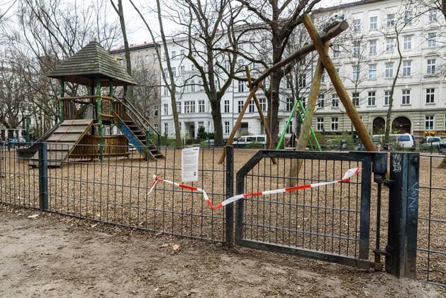 Wegen Covid-19 abgesperrter Spielplatz in Berlin-Kreuzberg Um eine weitere sprunghafte Ausbreitung des Covid-19 Virus zu verlangsamen, hat in Berlin seit heute, den 20.03.2020, auch der Bezirk Kreuzberg-Friedrichshain die Spielplätze auf unbestimmte Zeit geschlossen., Berlin Berlin Deutschland Kreuzberg