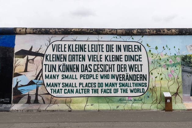 Die East Side Gallery zu Zeiten von Covid-19 Die East Side Gallery, wo sonst zu dieser Jahreszeit hunderte von Passanten unterwegs sind, kaum besucht. Der Coronavirus und die damit zusammenhängenden Infektionsschutzmaßnahmen sorgen dafür, dass Orte die sonst so stark frequentiert werden, wie ausgestorben wirken. Der Spruch auf diesem Stück Mauer könnte durchaus zur aktuellen Coronakrise passen., Berlin Berlin Deutschland Friedrichshain