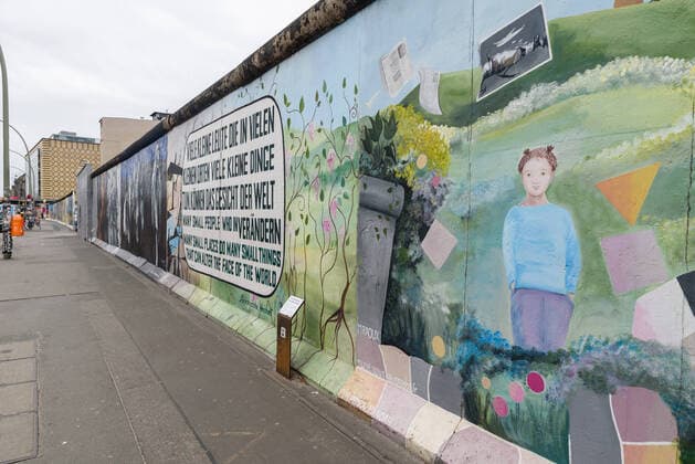 Die East Side Gallery zu Zeiten von Covid-19 Die East Side Gallery, wo sonst zu dieser Jahreszeit hunderte von Passanten unterwegs sind, kaum besucht. Der Coronavirus und die damit zusammenhängenden Infektionsschutzmaßnahmen sorgen dafür, dass Orte die sonst so stark frequentiert werden, wie ausgestorben wirken., Berlin Berlin Deutschland Friedrichshain