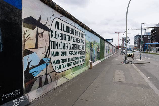 Die East Side Gallery zu Zeiten von Covid-19 Die East Side Gallery, wo sonst zu dieser Jahreszeit hunderte von Passanten unterwegs sind, kaum besucht. Der Coronavirus und die damit zusammenhängenden Infektionsschutzmaßnahmen sorgen dafür, dass Orte die sonst so stark frequentiert werden, wie ausgestorben wirken., Berlin Berlin Deutschland Friedrichshain
