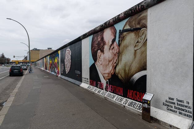 Die East Side Gallery zu Zeiten von Covid-19 Die East Side Gallery, wo sonst zu dieser Jahreszeit hunderte von Passanten unterwegs sind, kaum besucht. Der Coronavirus und die damit zusammenhängenden Infektionsschutzmaßnahmen sorgen dafür, dass Orte die sonst so stark frequentiert werden, wie ausgestorben wirken., Berlin Berlin Deutschland Friedrichshain