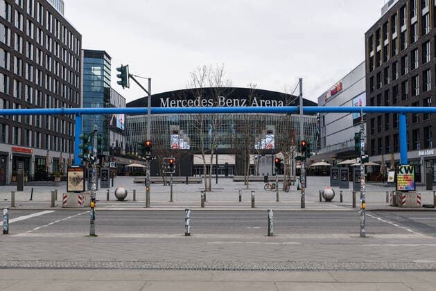 Die Mercedes-Benz Arena zu Zeiten von Covid-19 Der Platz vor der Mercedes-Benz Arena, wo sonst zu dieser Jahreszeit reichlich Passanten unterwegs sind, kaum besucht. Der Coronavirus und die damit zusammenhängenden Infektionsschutzmaßnahmen sorgen dafür, dass Orte die sonst so stark frequentiert werden, wie ausgestorben wirken., Berlin Berlin Deutschland Friedrichshain