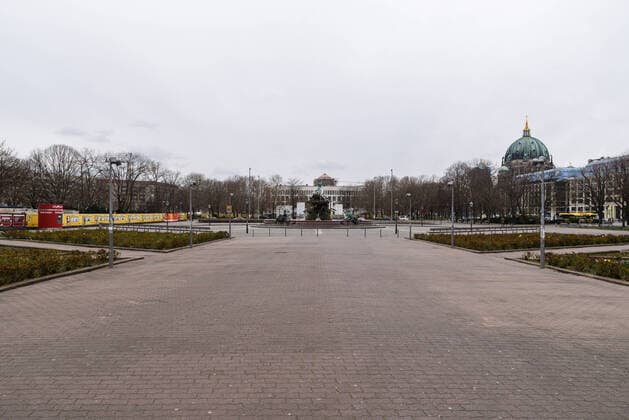 Der Neptunbrunnen zu Zeiten von Covid-19 Der Platz um den Berliner Neptunbrunnen, wo sonst zu dieser Jahreszeit hunderte von Passanten unterwegs sind, kaum besucht. Der Coronavirus und die damit zusammenhängenden Infektionsschutzmaßnahmen sorgen dafür, dass Orte die sonst so stark frequentiert werden, wie ausgestorben wirken., Berlin Berlin Deutschland Mitte