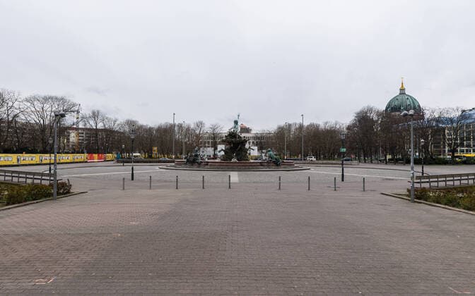 Der Neptunbrunnen zu Zeiten von Covid-19 Der Platz um den Berliner Neptunbrunnen, wo sonst zu dieser Jahreszeit hunderte von Passanten unterwegs sind, kaum besucht. Der Coronavirus und die damit zusammenhängenden Infektionsschutzmaßnahmen sorgen dafür, dass Orte die sonst so stark frequentiert werden, wie ausgestorben wirken., Berlin Berlin Deutschland Mitte
