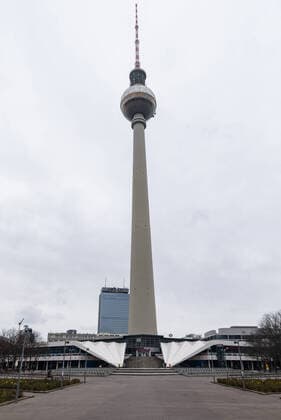 Der Fernsehturm zu Zeiten von Covid-19 Der Platz um den Berliner Fernsehturm, wo sonst zu dieser Jahreszeit hunderte von Passanten unterwegs sind, kaum besucht. Der Coronavirus und die damit zusammenhängenden Infektionsschutzmaßnahmen sorgen dafür, dass Orte die sonst so stark frequentiert werden, wie ausgestorben wirken., Berlin Berlin Deutschland Mitte