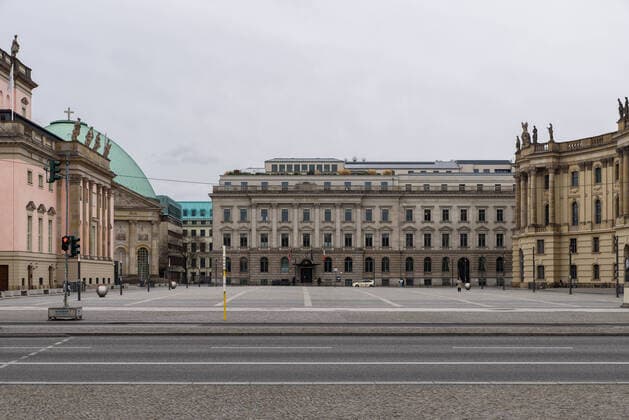 Der Bebelplatz zu Zeiten von Covid-19 Der Berliner Bebelplatz, wo sonst zu dieser Jahreszeit hunderte von Passanten unterwegs sind, kaum besucht. Der Coronavirus und die damit zusammenhängenden Infektionsschutzmaßnahmen sorgen dafür, dass Orte die sonst so stark frequentiert werden, wie ausgestorben wirken., Berlin Berlin Deutschland Mitte