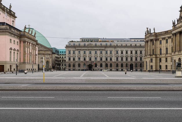 Der Bebelplatz zu Zeiten von Covid-19 Der Berliner Bebelplatz, wo sonst zu dieser Jahreszeit hunderte von Passanten unterwegs sind, kaum besucht. Der Coronavirus und die damit zusammenhängenden Infektionsschutzmaßnahmen sorgen dafür, dass Orte die sonst so stark frequentiert werden, wie ausgestorben wirken., Berlin Berlin Deutschland Mitte