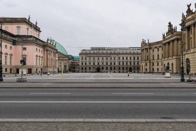 Der Bebelplatz zu Zeiten von Covid-19 Der Berliner Bebelplatz, wo sonst zu dieser Jahreszeit hunderte von Passanten unterwegs sind, kaum besucht. Der Coronavirus und die damit zusammenhängenden Infektionsschutzmaßnahmen sorgen dafür, dass Orte die sonst so stark frequentiert werden, wie ausgestorben wirken., Berlin Berlin Deutschland Mitte