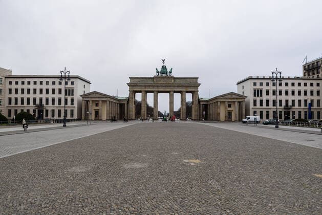 Der Bebelplatz zu Zeiten von Covid-19 Das Brandenburger Tor in Berlin, wo sonst zu dieser Jahreszeit hunderte von Passanten unterwegs sind, kaum besucht. Der Coronavirus und die damit zusammenhängenden Infektionsschutzmaßnahmen sorgen dafür, dass Orte die sonst so stark frequentiert werden, wie ausgestorben wirken., Berlin Berlin Deutschland Mitte