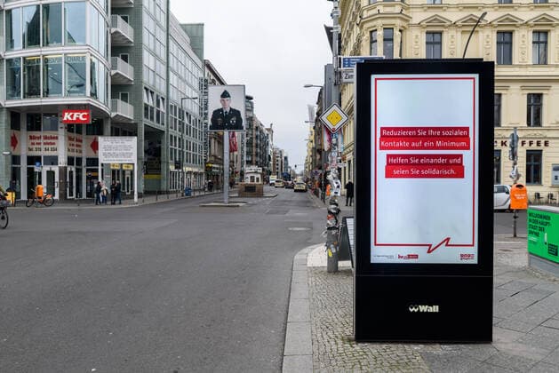 News Bilder des Tages Der Checkpoint Charlie zu Zeiten von Covid-19 Der Berliner Checkpoint Charlie, wo sonst zu dieser Jahreszeit hunderte von Passanten unterwegs sind, kaum besucht. Der Coronavirus und die damit zusammenhängenden Infektionsschutzmaßnahmen sorgen dafür, dass Orte die sonst so stark frequentiert werden, wie ausgestorben wirken., Berlin Berlin Deutschland Mitte