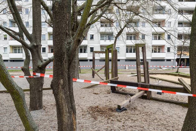 Wegen Covid-19 abgesperrter Spielplatz in Berlin-Kreuzberg Um eine weitere sprunghafte Ausbreitung des Covid-19 Virus zu verlangsamen, hat in Berlin seit heute, den 20.03.2020, auch der Bezirk Kreuzberg-Friedrichshain die Spielplätze auf unbestimmte Zeit geschlossen., Berlin Berlin Deutschland Kreuzberg