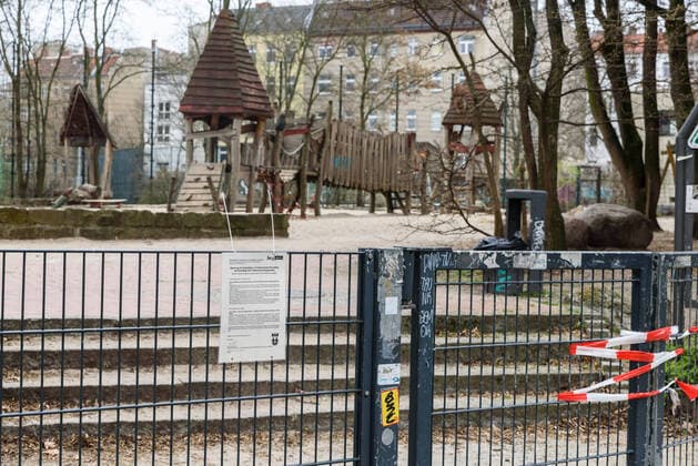 Wegen Covid-19 abgesperrter Spielplatz in Berlin-Kreuzberg Um eine weitere sprunghafte Ausbreitung des Covid-19 Virus zu verlangsamen, hat in Berlin seit heute, den 20.03.2020, auch der Bezirk Kreuzberg-Friedrichshain die Spielplätze auf unbestimmte Zeit geschlossen., Berlin Berlin Deutschland Kreuzberg