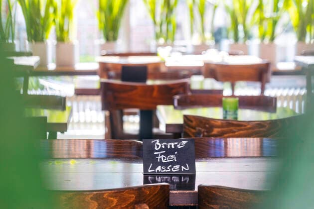 Stuttgart, 20.03.2020: Restaurantbesuch in Zeiten von Corona. In Baden-Württemberg müssen Gaststätten um 18 Uhr schließen. Für Tische gilt ein Mindestabstand von 1,5 Metern. Wo zu viele stehen, müssen Tische frei bleiben. Platzhalte in einem Restaurant in Stuttgart: Bitte frei lassen. DEU, Deutschland, Baden-Württemberg
