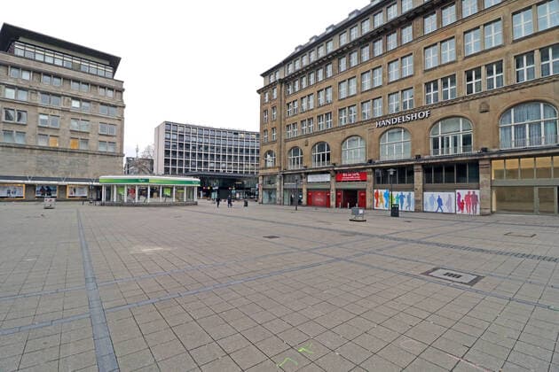 Angst vor dem Coronavirus Auf den sonst an Wochenenden stark belebten Straßen und Plätzen der Stadt Essen ist seit des Ausbruchs des Coronavirus und dem Aufruf Zuhause zu bleiben kaum jemand unterwegs. Essen Nordrhein-Westfalen Deutschland Innenstadt