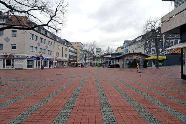 Angst vor dem Coronavirus Auf den sonst an Wochenenden stark belebten Straßen und Plätzen der Stadt Essen ist seit des Ausbruchs des Coronavirus und dem Aufruf Zuhause zu bleiben kaum jemand unterwegs. Essen Nordrhein-Westfalen Deutschland Steele